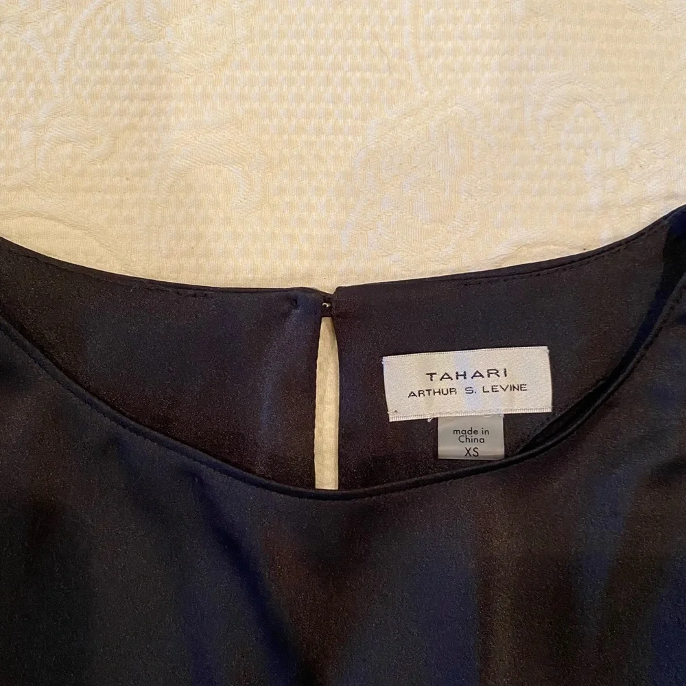 NWT Tahari Ruffle SleeveTop - Picture 3 of 4